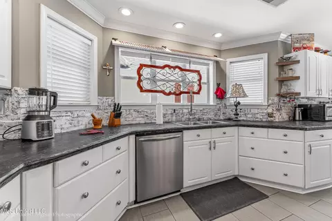 Kitchen - 920 W Green T Lk, Hernando, MS 38632 photo 2 of 4