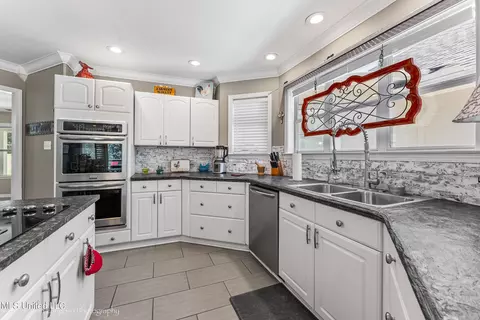 Kitchen - 920 W Green T Lk, Hernando, MS 38632 photo 3 of 4