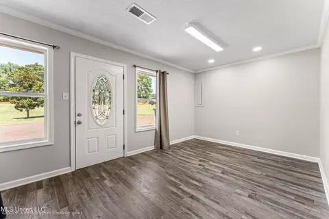 Living - 920 W Green T Lk, Hernando, MS 38632 photo 2 of 2
