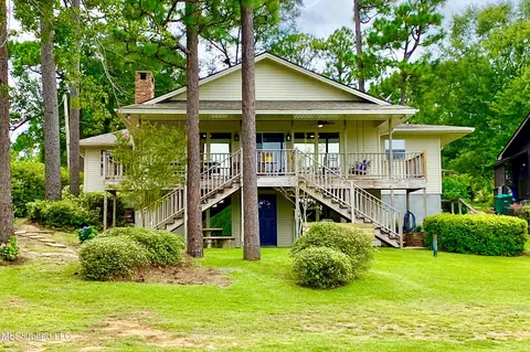 571 W Lakeshore Dr, Carriere, MS 39426