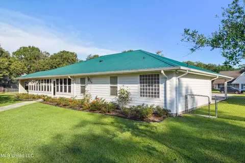 6041 Pine Tree Dr, Kiln, MS 39556