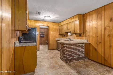 Kitchen - 9752 Wilkerson Cir, Moss Point, MS 39562 photo 4 of 4