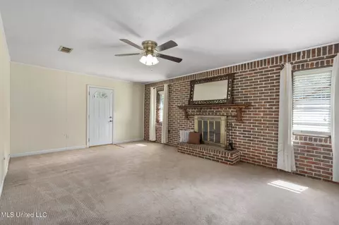 Living - 9752 Wilkerson Cir, Moss Point, MS 39562 photo 3 of 4