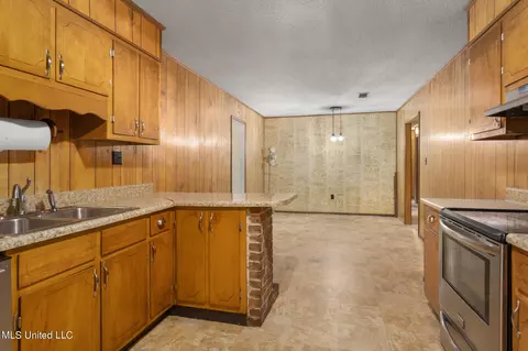 Kitchen - 9752 Wilkerson Cir, Moss Point, MS 39562 photo 3 of 4
