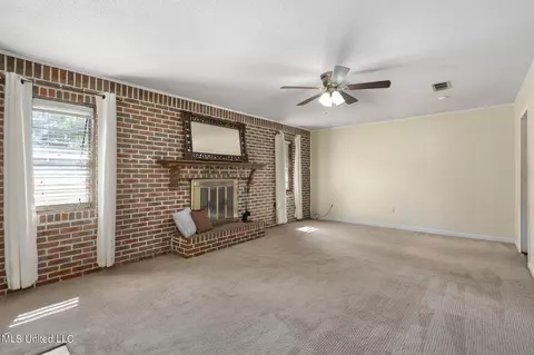 Living - 9752 Wilkerson Cir, Moss Point, MS 39562 photo 4 of 4