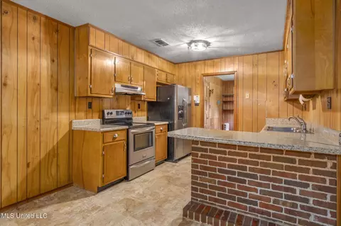 Kitchen - 9752 Wilkerson Cir, Moss Point, MS 39562 photo 1 of 4