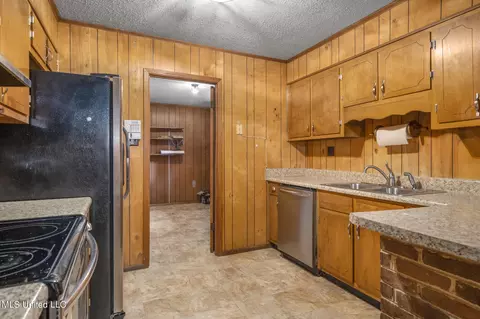 Kitchen - 9752 Wilkerson Cir, Moss Point, MS 39562 photo 2 of 4