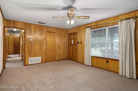Living - 9752 Wilkerson Cir, Moss Point, MS 39562 photo 2 of 4