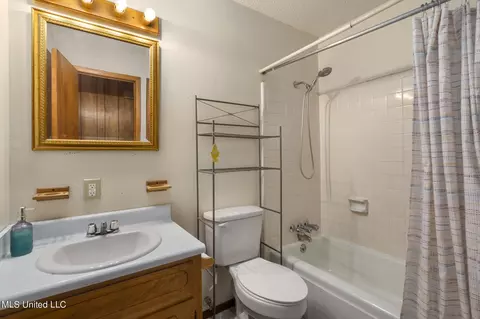 Bath - 9752 Wilkerson Cir, Moss Point, MS 39562 photo 2 of 2