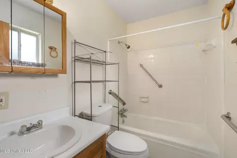 Bath - 9752 Wilkerson Cir, Moss Point, MS 39562 photo 1 of 2