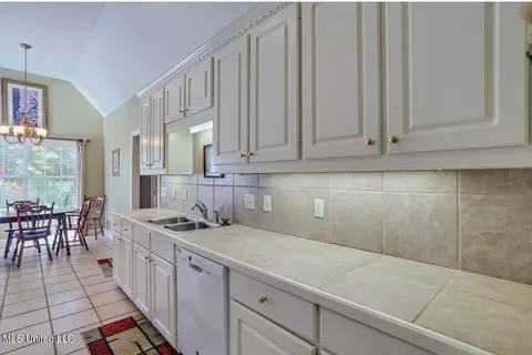 Kitchen - 160 Hawkridge Dr, Madison, MS 39110 photo 2 of 4