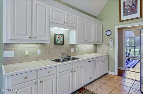 Kitchen - 160 Hawkridge Dr, Madison, MS 39110 photo 4 of 4