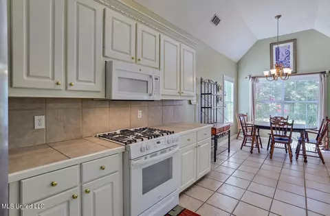 Kitchen - 160 Hawkridge Dr, Madison, MS 39110 photo 3 of 4