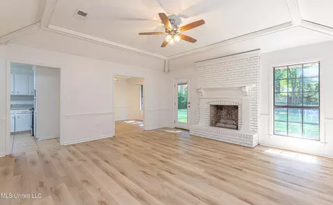 Living - 290 Timberline Dr, Madison, MS 39110 photo 2 of 4