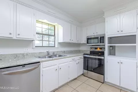 Kitchen - 290 Timberline Dr, Madison, MS 39110 photo 2 of 2