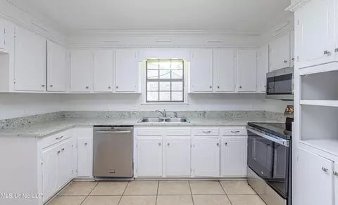 Kitchen - 290 Timberline Dr, Madison, MS 39110 photo 1 of 2