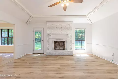 Living - 290 Timberline Dr, Madison, MS 39110 photo 3 of 4