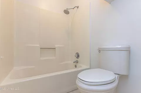 Bath - 290 Timberline Dr, Madison, MS 39110 photo 2 of 3