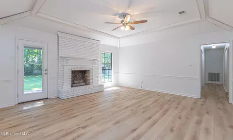 Living - 290 Timberline Dr, Madison, MS 39110 photo 4 of 4