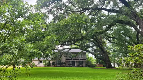2600 Bayou Oak St, Gautier, MS 39553