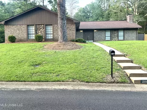 206 Carriage Hills Dr, Jackson, MS 39212