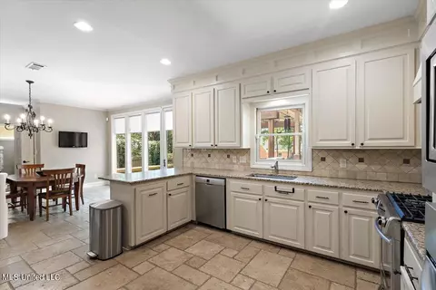 Kitchen - 45 Moss Forest Cir, Jackson, MS 39211 photo 2 of 4