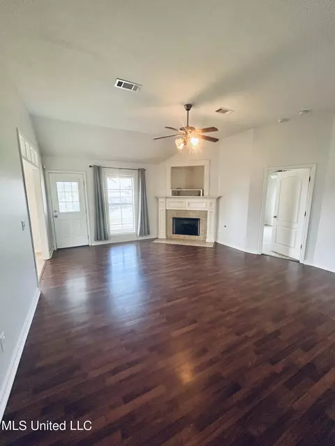 Living - 420 Spring Hill Pt, Brandon, MS 39047 photo 1 of 1