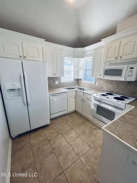 Kitchen - 420 Spring Hill Pt, Brandon, MS 39047 photo 3 of 3