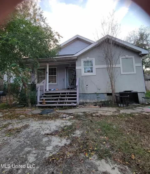 2011 S 7th St, Ocean Springs, MS 39564