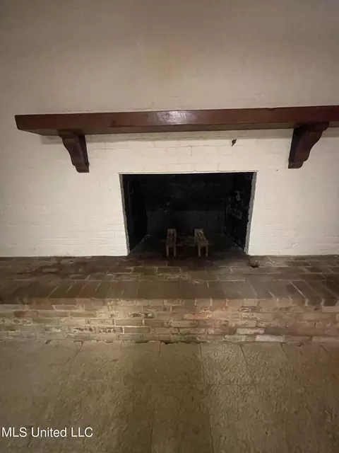 Living - 208 S Park Dr, Jackson, MS 39211 photo 6 of 6