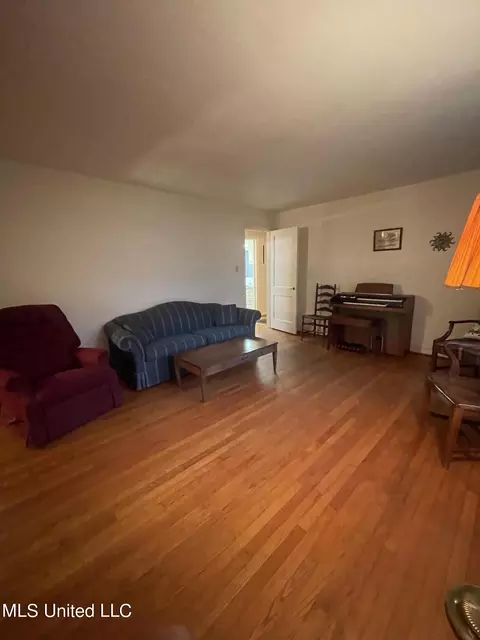 Living - 208 S Park Dr, Jackson, MS 39211 photo 2 of 6