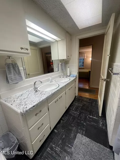 Bath - 208 S Park Dr, Jackson, MS 39211 photo 2 of 4