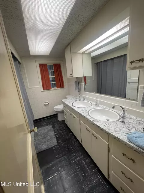 Bath - 208 S Park Dr, Jackson, MS 39211 photo 1 of 4