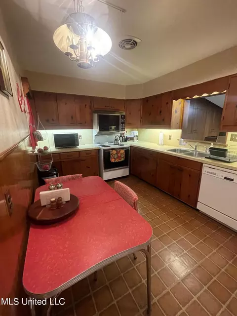 Kitchen - 208 S Park Dr, Jackson, MS 39211 photo 1 of 4