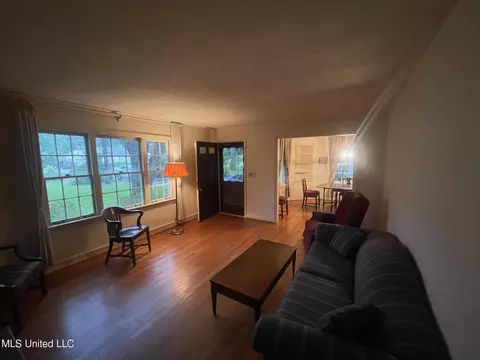 Living - 208 S Park Dr, Jackson, MS 39211 photo 3 of 6
