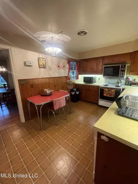 Kitchen - 208 S Park Dr, Jackson, MS 39211 photo 2 of 4