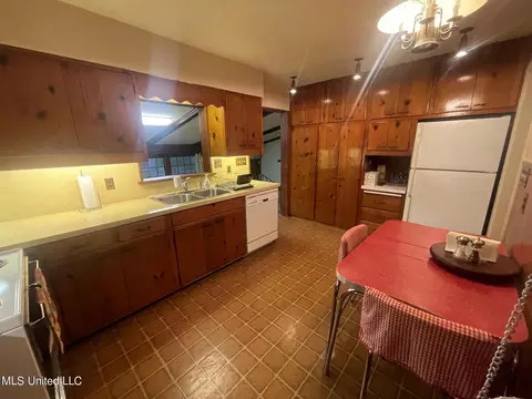 Kitchen - 208 S Park Dr, Jackson, MS 39211 photo 3 of 4