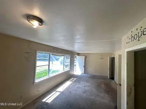 Living - 5226 Andover Dr, Jackson, MS 39209 photo 2 of 2