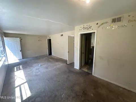 Living - 5226 Andover Dr, Jackson, MS 39209 photo 1 of 2