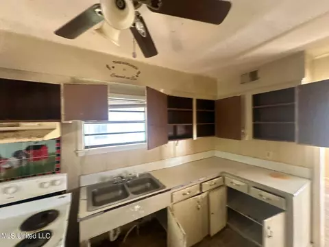 Kitchen - 5226 Andover Dr, Jackson, MS 39209 photo 2 of 2