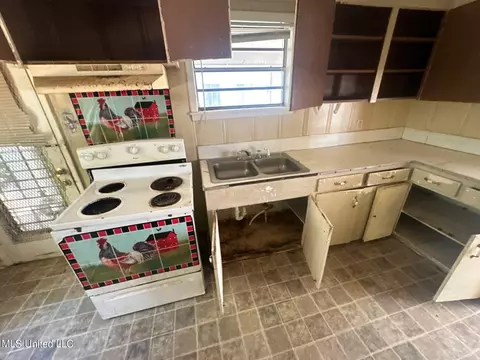Kitchen - 5226 Andover Dr, Jackson, MS 39209 photo 1 of 2