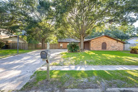 905 Swordfish St, Pascagoula, MS 39581