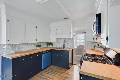 Kitchen - 111 Diane Pl, Clinton, MS 39056 photo 2 of 4