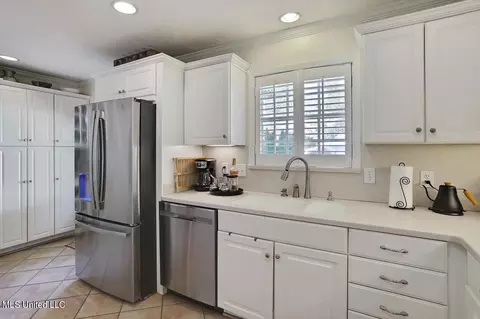 Kitchen - 20 Stonegate Dr, Brandon, MS 39042 photo 3 of 4