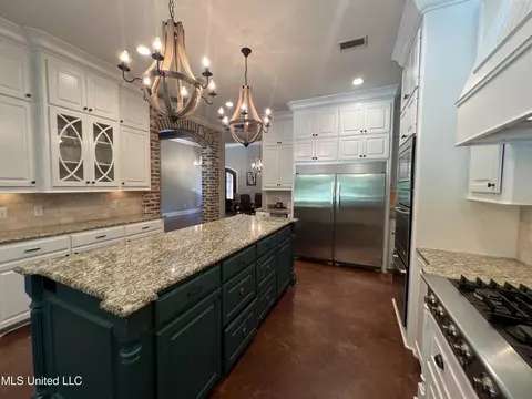 Kitchen - 261 Salem-cato Rd, Brandon, MS 39042 photo 13 of 18