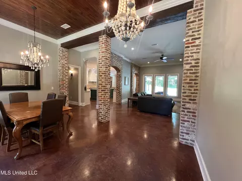 Dining - 261 Salem-cato Rd, Brandon, MS 39042 photo 1 of 7