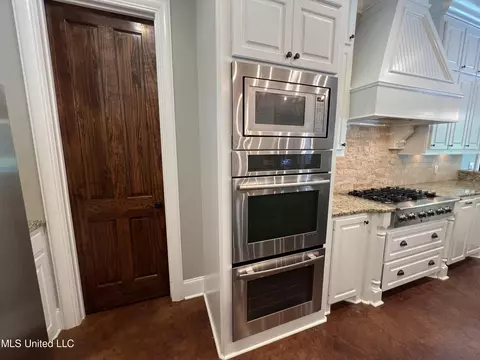 Kitchen - 261 Salem-cato Rd, Brandon, MS 39042 photo 7 of 18