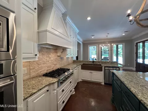Kitchen - 261 Salem-cato Rd, Brandon, MS 39042 photo 8 of 18