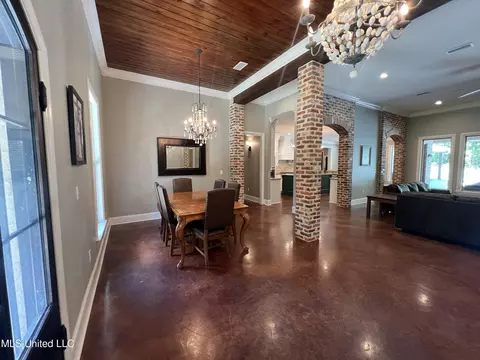 Dining - 261 Salem-cato Rd, Brandon, MS 39042 photo 2 of 7