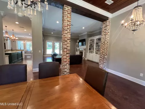 Dining - 261 Salem-cato Rd, Brandon, MS 39042 photo 3 of 7